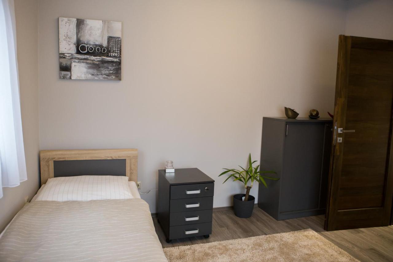 Appartement Kikelet Apartman à Szombathely Extérieur photo